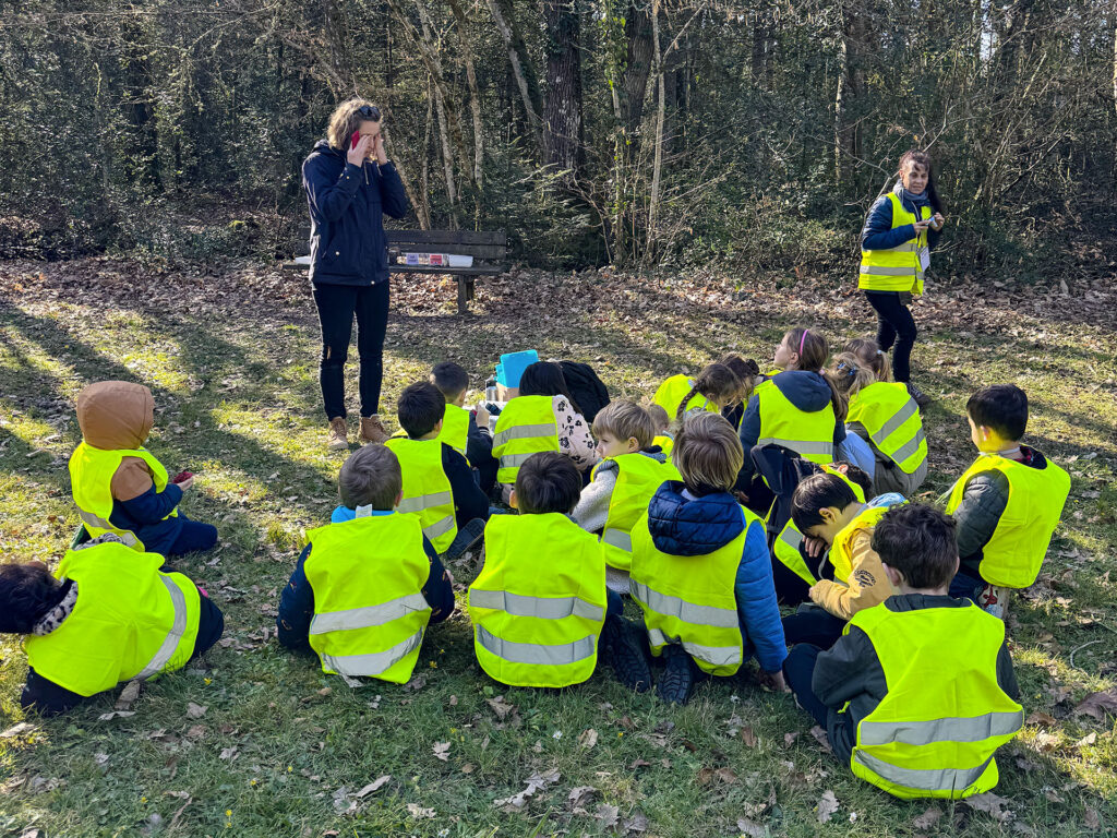 une animatrice sow my dream parle à une classe en foret