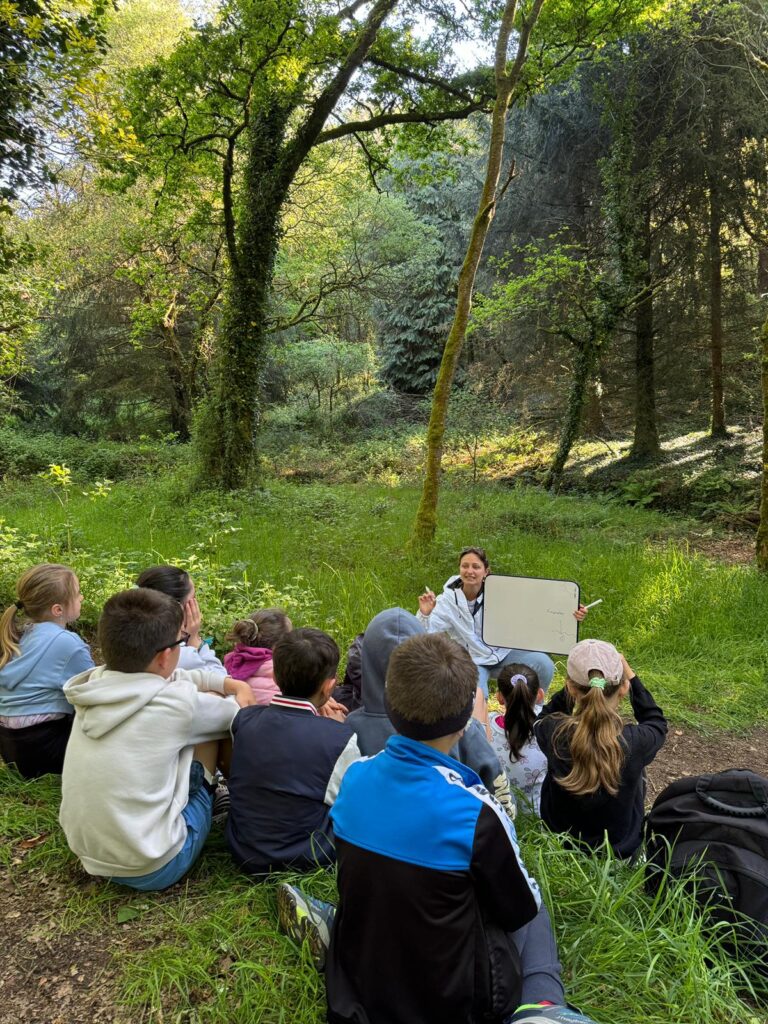 une animatrice sow my dream parle a une classe