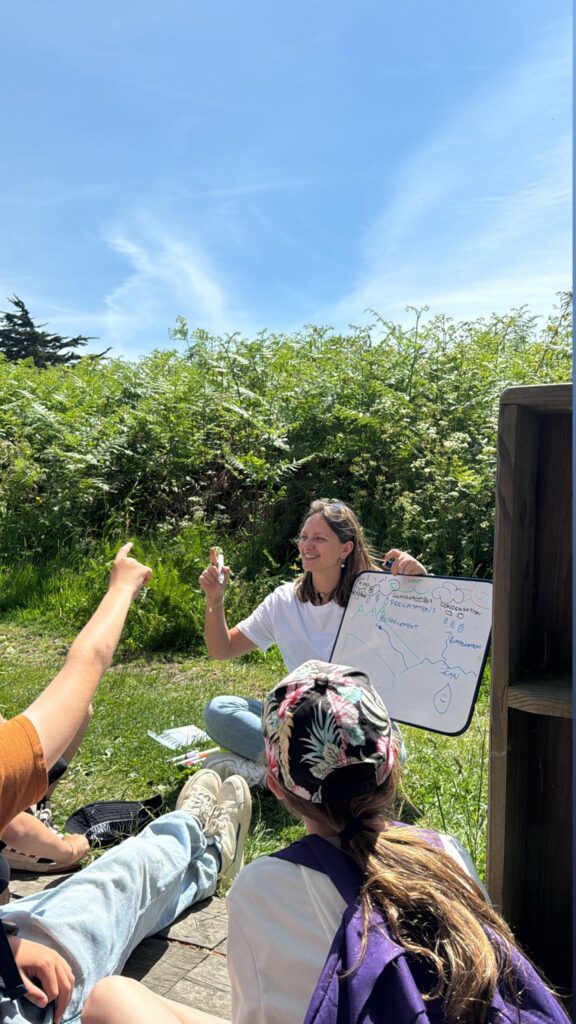 une animatrice sow my dream parle a une classe