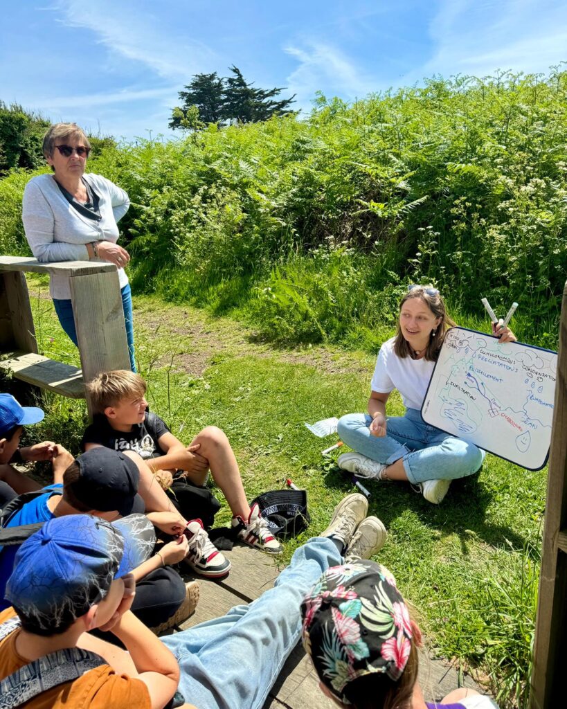 une animatrice sow my dream parle a une classe